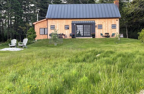 Vinalhaven House | Guesthouse on Historic Saltwater Farm