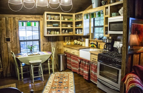 Nacogdoches Cabin | GUS's PLACE.Unwind with a TRIP to the PAST in this CABIN built in 1865.