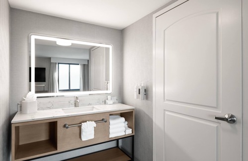 Alameda Hotel | Hampton Inn & Suites Oakland Airport-Alameda