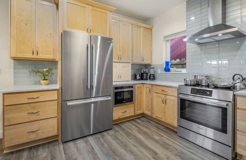 North Star House | Handicap-Friendly 4 BR Downtown