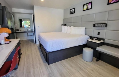 Newhall House | Hassle-free Stay! Minutes to Pruneridge Golf Club! FREE Parking On-site!