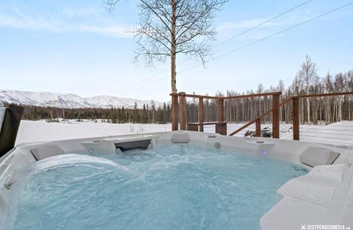 Wasilla House | Hatcher Pass Lakeside Hideaway with Hot Tub!
