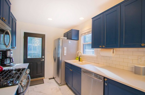 Country Club Estates House | Heated Pool, Hot Tub, Deck & LINENS/TOWELS too!