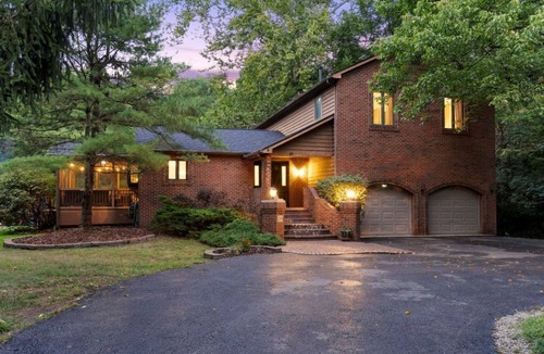 Westerville House | ★Heritage Hideaway★ Hot Tub & Game Room ★ 4 King Beds & 5 Bunks★ Sleeps 14