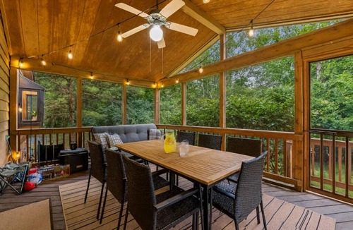 Westerville House | ★Heritage Hideaway★ Hot Tub & Game Room ★ 4 King Beds & 5 Bunks★ Sleeps 14