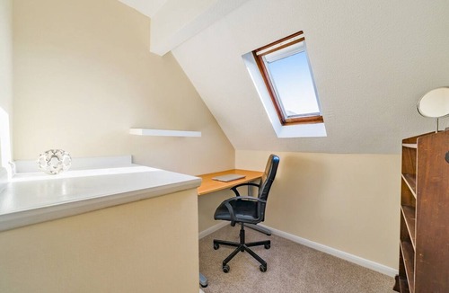 Hersham House | Hersham Apartment – Ideal for Work & Relaxation - Pass the Keys