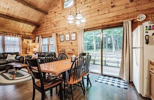Norway Cabin | Hillbrook Cabin - Hike, ski, kayak and more! Downtown shops + restaurants, 6 ppl