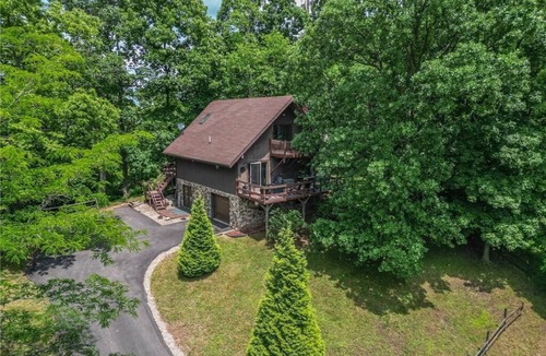 Marietta Cabin | Hillside Hideaway in Marietta, OH: 4 beds, 2 baths, stunning views!
