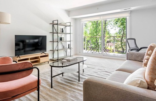 Sharon Heights Apartment | Hip Menlo Park 1BR w/ Pool, W/D & BB Court, near highways, by Blueground