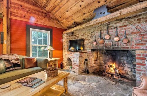 Little Switzerland House | Historic cabin with fire pit, walk to village