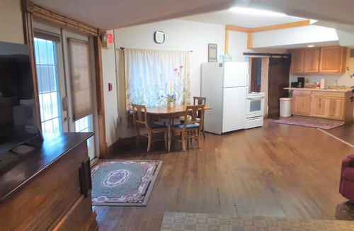 Bartlett Cabin | Historic Hardware Inn with River Views: Ely Suite