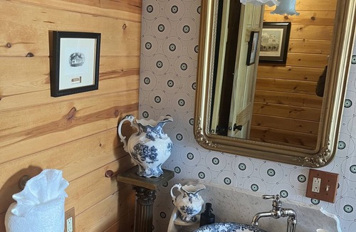 East Fultonham Cabin | Historic Log Cabin fully restored; gourmet kitchen & much more!