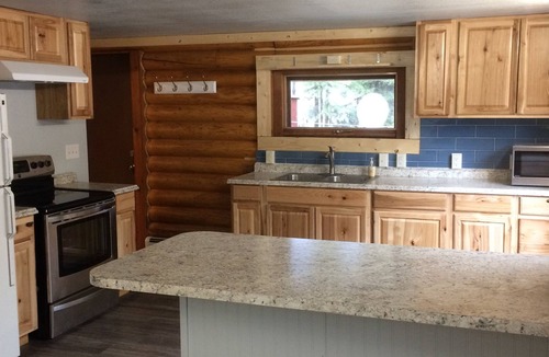 Tok House | Historic log home near the center of town. Close proximity to all services.