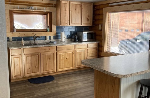 Tok House | Historic log home near the center of town. Close proximity to all services.