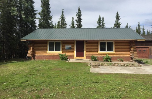 Tok House | Historic log home near the center of town. Close proximity to all services.