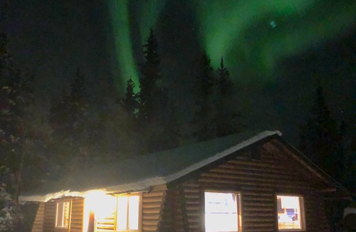 Tok House | Historic log home near the center of town. Close proximity to all services.