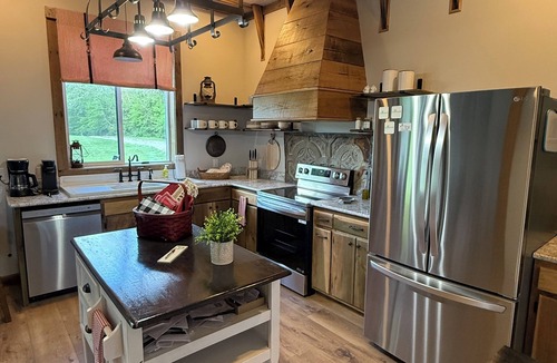 Jonesboro House | Historic luxury refurbished barn - Hiking trails & Shawnee Hills Wine Trail