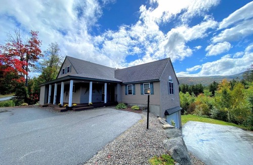 Carroll House | HL96 Single family home with views and lots of space! Privacy, convenience, AC and Dog Friendly!