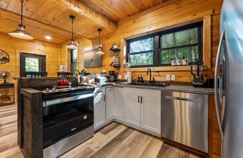 McArthur Cabin | Hocking Hills Lodge | Hot Tub, Firepit, Game Room + Private Deck w/Outdoor TV