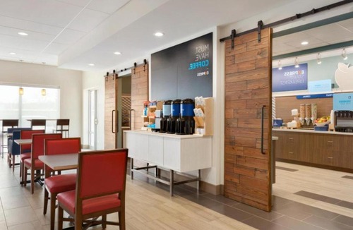 Roselawn Finance Hotel | Holiday Inn Express & Suites - Cincinnati NE - Red Bank Road by IHG