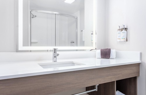 Lancaster Hotel | Holiday Inn Express & Suites Lancaster by IHG