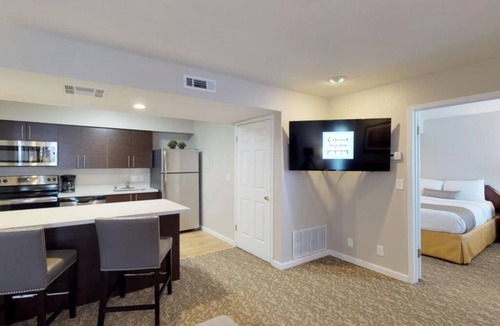 Newark Hotel | Homey 2BR Suite w/Separate Bedroom + Living Space | Free Breakfast