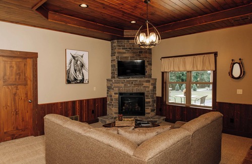 Dundee Cabin | Horse Haven Suite: Luxury Suite in Amish Country, Ohio.