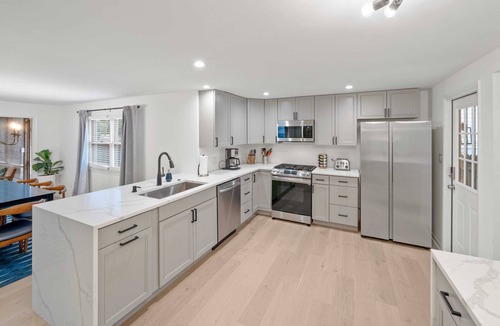The Pines House | Hot Tub and SHEETS/TOWELS included!