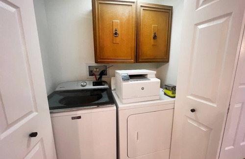 The Pines House | Hot Tub and SHEETS/TOWELS included!