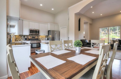 Juneau House | Hot tub, deck, fireplace, & more!