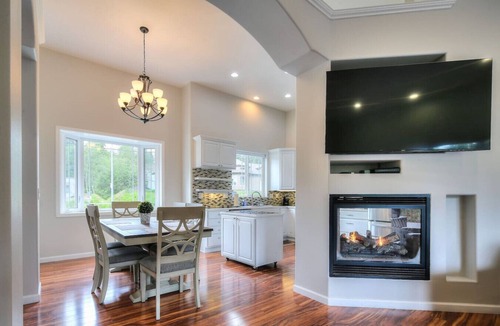 Juneau House | Hot tub, deck, fireplace, & more!