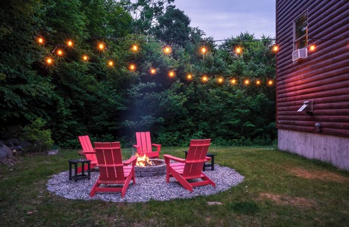 Bethel Ski Chalet | Hot Tub, Sauna, Game Room, Fire Pit, BBQ, Karaoke, Dogs OK