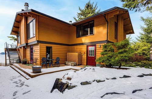 Sitka House | Hot Tub & Whale Watching! Scenic Sitka Escape