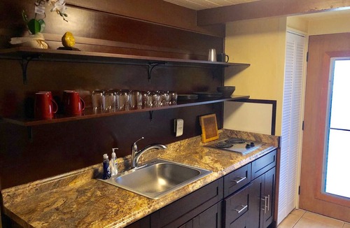 Kaunakakai Apartment | Hotel Moloka’i - AC, Ocean Side, Pool, BBQ Grills, Kitchenette, Lanai, Wifi.