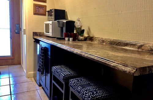 Kaunakakai Apartment | Hotel Moloka’i - AC, Ocean Side, Pool, BBQ Grills, Kitchenette, Lanai, Wifi.