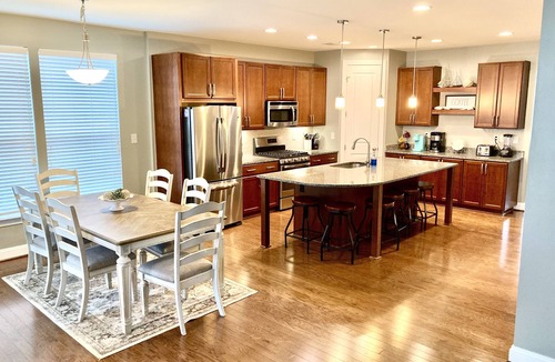 Frankford House | House sleeps 10, steps to pool, indoor/outdoor living, shuttle to Bethany Beach