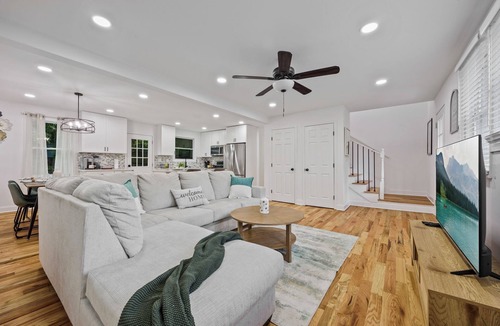 Belvedere Park House | Huge home , 5 Bedrooms, Sleeps 16