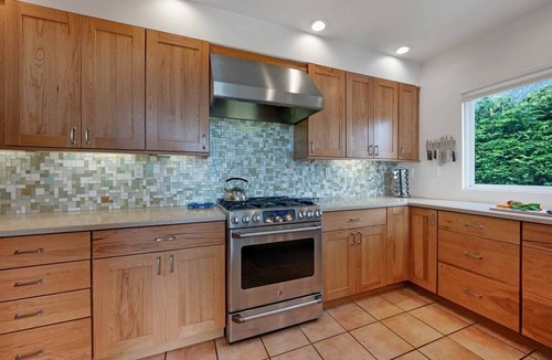 Bodega Bay House | Hummingbird Hideout! Golf Course View, Dog Friendly, Hot Tub, Walk to the Beach!