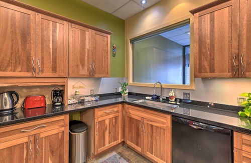 Downtown Anchorage Apartment | Idyllic Dtwn Anchorage Condo w/Fireplace!