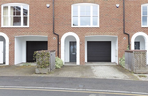 Windsor House | Immaculate Central Windsor Town House