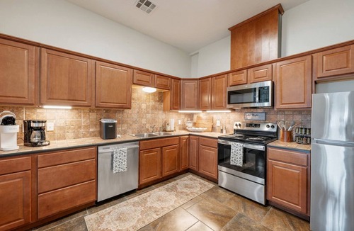 College Station Cottage | Industrial-Chic Cottage Retreat with Outdoor Space Near Kyle Field & Easterwood Airport in Dr. College Station, Texas