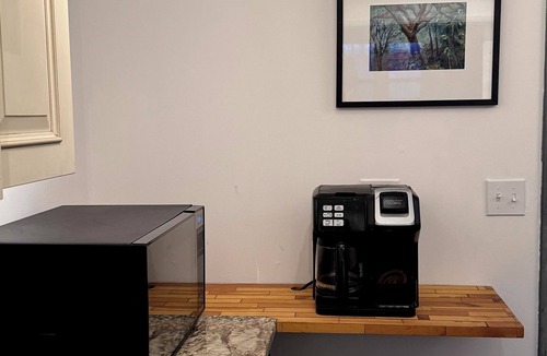 Government Hill Apartment | Industrial Designed near Downtown Anchorage 800+sf