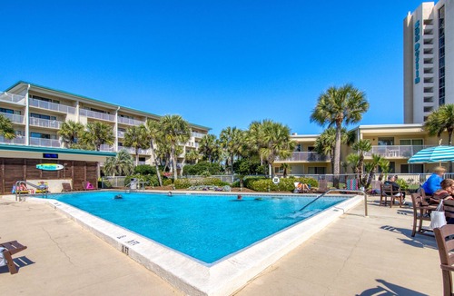 Destin Condo | Inviting Condo w/Shared Pool, Sun Deck, and Short 2-Min Walk to the Beach
