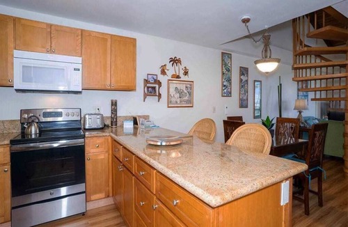 Kihei Condo | Island Chic w/Loft! AC, Lanai, Kitchen, WiFi, Flat Screens+Laundry–Kamaole Sands 9411