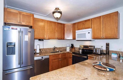Kihei Condo | Island Chic w/Loft! AC, Lanai, Kitchen, WiFi, Flat Screens+Laundry–Kamaole Sands 9411