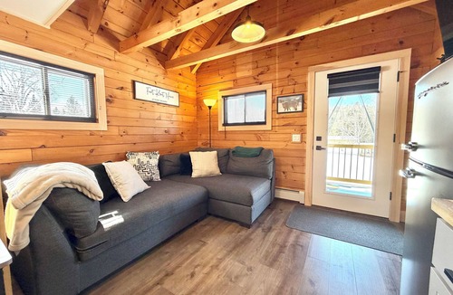 Fort Kent Mills Cabin | J19 North King Suite Stay & Ride Direct Trail Access In Town WiFi Room for 7