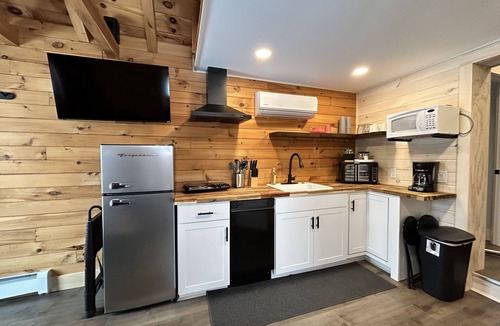 Fort Kent Mills House | J19 South Direct Trail Access King Suite In Town Fast WiFi Sleeps 7