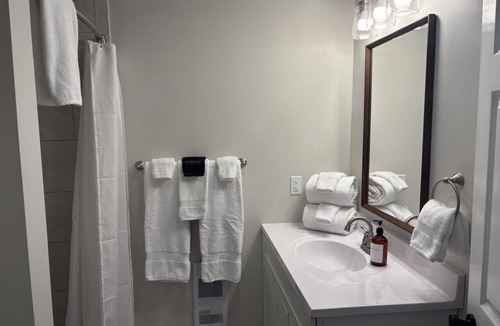 Greenville Junction Hotel | Juniper Motel-Deluxe Double Queen Suite*RM10*Pet Friendly*Lake Access