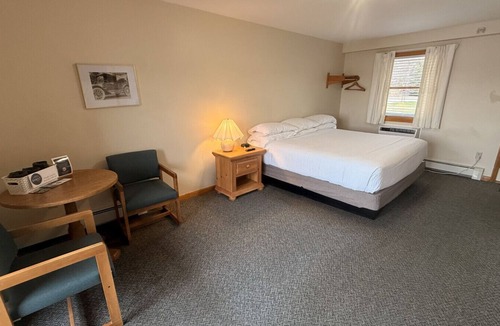 Greenville Junction Bed & Breakfast | Juniper Motel*King Room*RM16*Jacuzzi tub*Dock*ATV Access*Waterfront