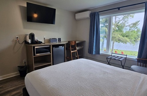 Greenville Junction Hotel | Juniper Motel-Single Queen*Studio*RM3*Lakefront*ATV Access